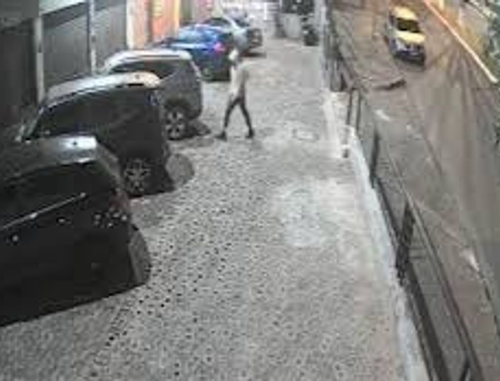 Vídeo: homem tenta arrombar carro, mas desiste após ver proprietária no veiculo