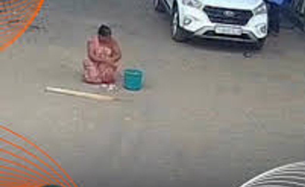 VÍDEO: motorista atropela mulher que limpava o chão em posto de combustível