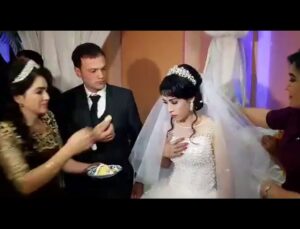 Veja video: Noiva faz brincadeira com marido no meio do casamento e leva tapa na cara