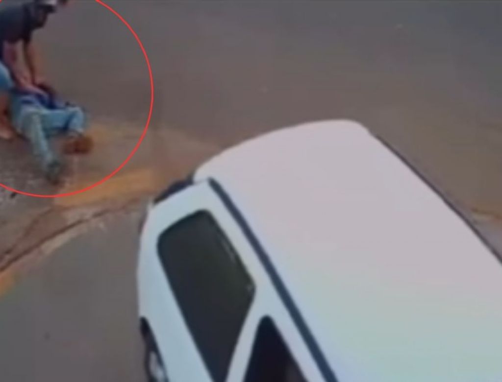 Vídeo mostra motociclista sendo atropelado duas vezes por carro; veja