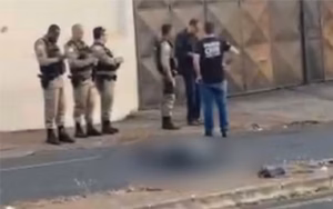 Corpo de mulher é encontrado no meio de avenida e assusta moradores