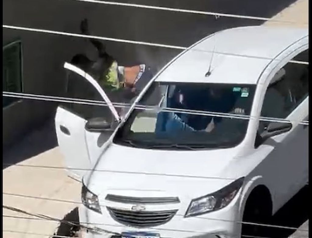 Jovem se ‘agarra’ em porta de carro para tentar impedir furto; Veja vídeo!