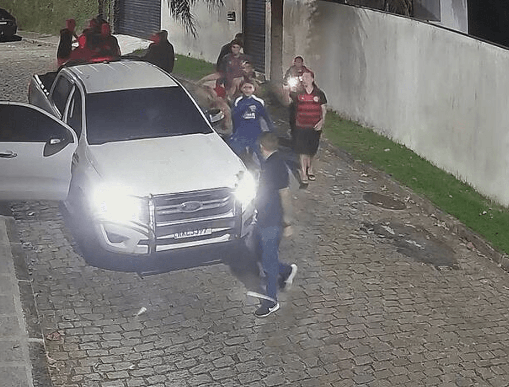 VÍDEO: Oruam e amigos atacam carro da polícia no Rio de Janeiro