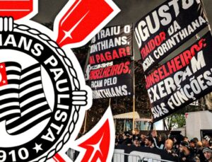 Torcedores do Corinthians fazem “enterro” de ex-presidentes em protesto; veja vídeo!