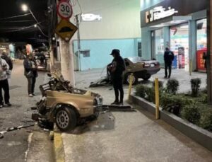 Brasil: carro se parte ao meio após batida em poste e dupla sai andando; VEJA VÍDEO!