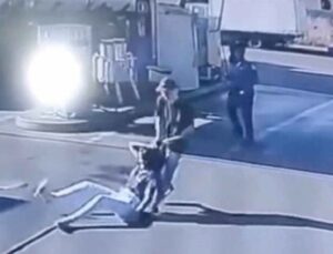 VÍDEO: frentista é arrastada pelos cabelos por ex em posto