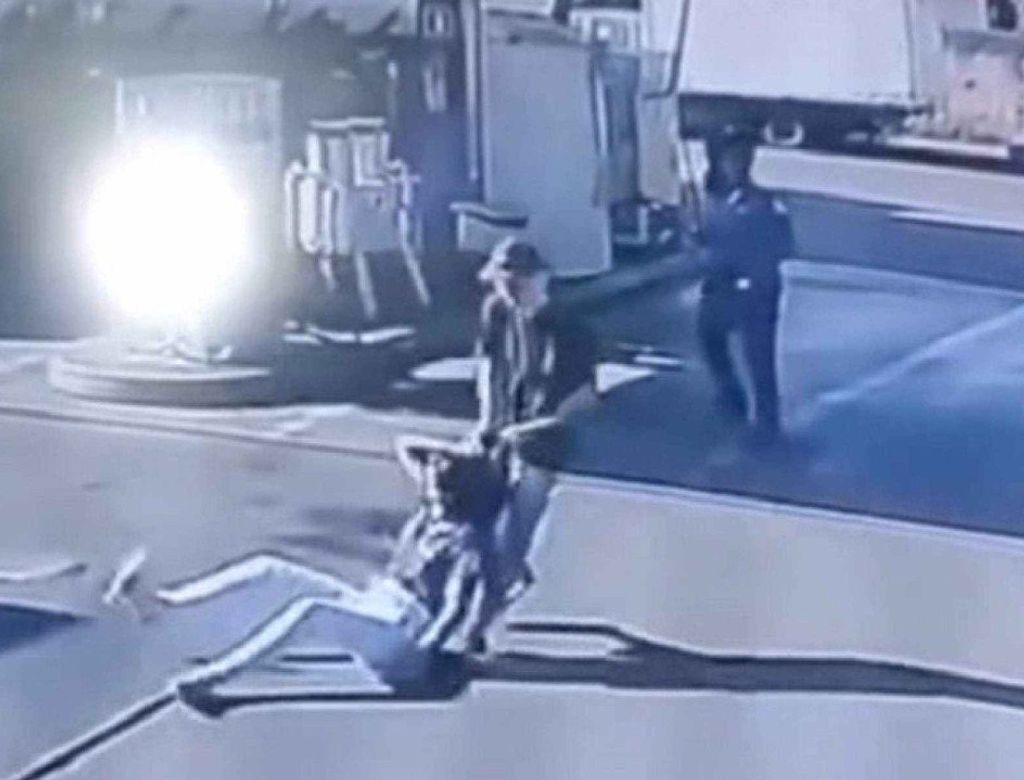 VÍDEO: frentista é arrastada pelos cabelos por ex em posto