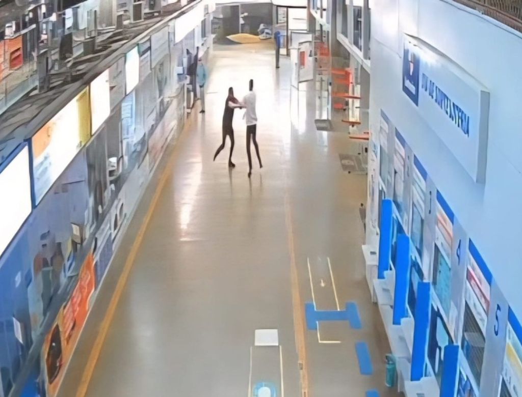 Vídeo: funcionário e motorista de aplicativos saem no tapa em rodoviária