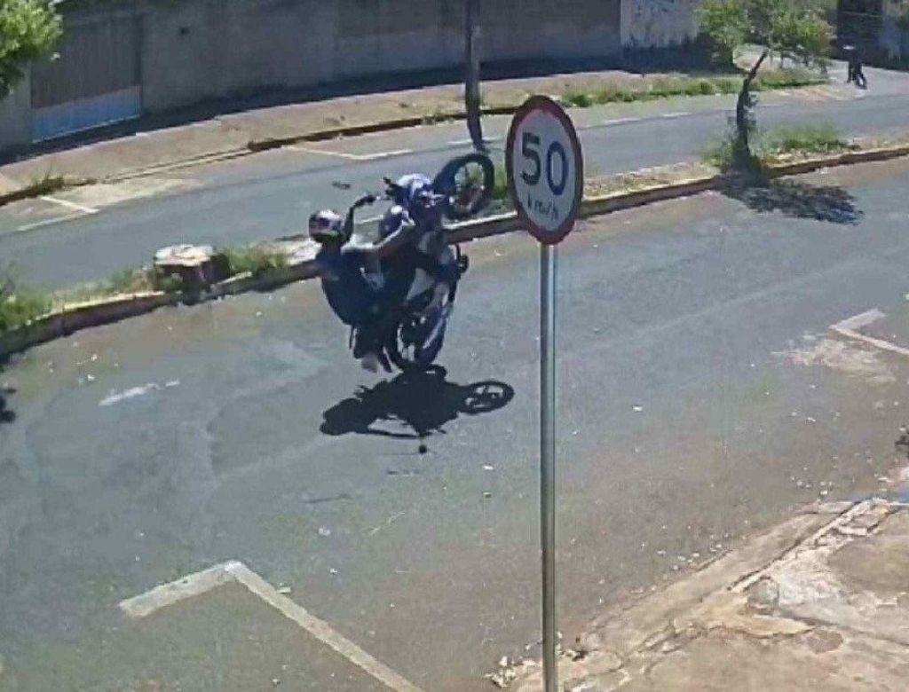 Idoso morre atropelado por homem que empinava moto; Veja vídeo
