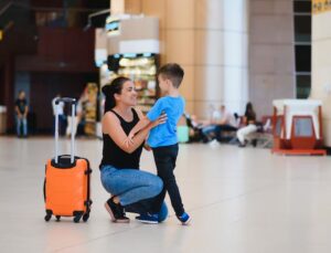 Casal abandona filho em aeroporto para não perder voo; veja VÍDEO