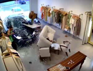 Carro desgovernado invade loja e passa por cima do pé de empresária; veja VÍDEO
