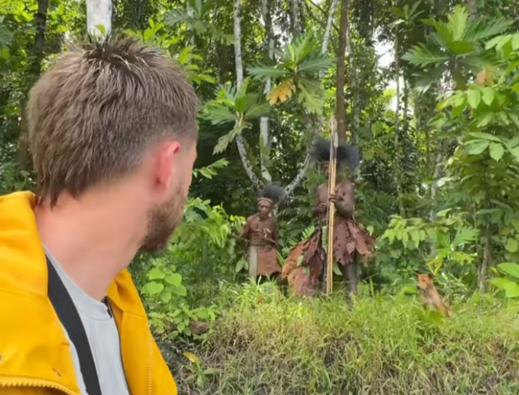 Dara Tah sendo ameaçado por tribo com arco e flecha (Reprodução: Tiktok)