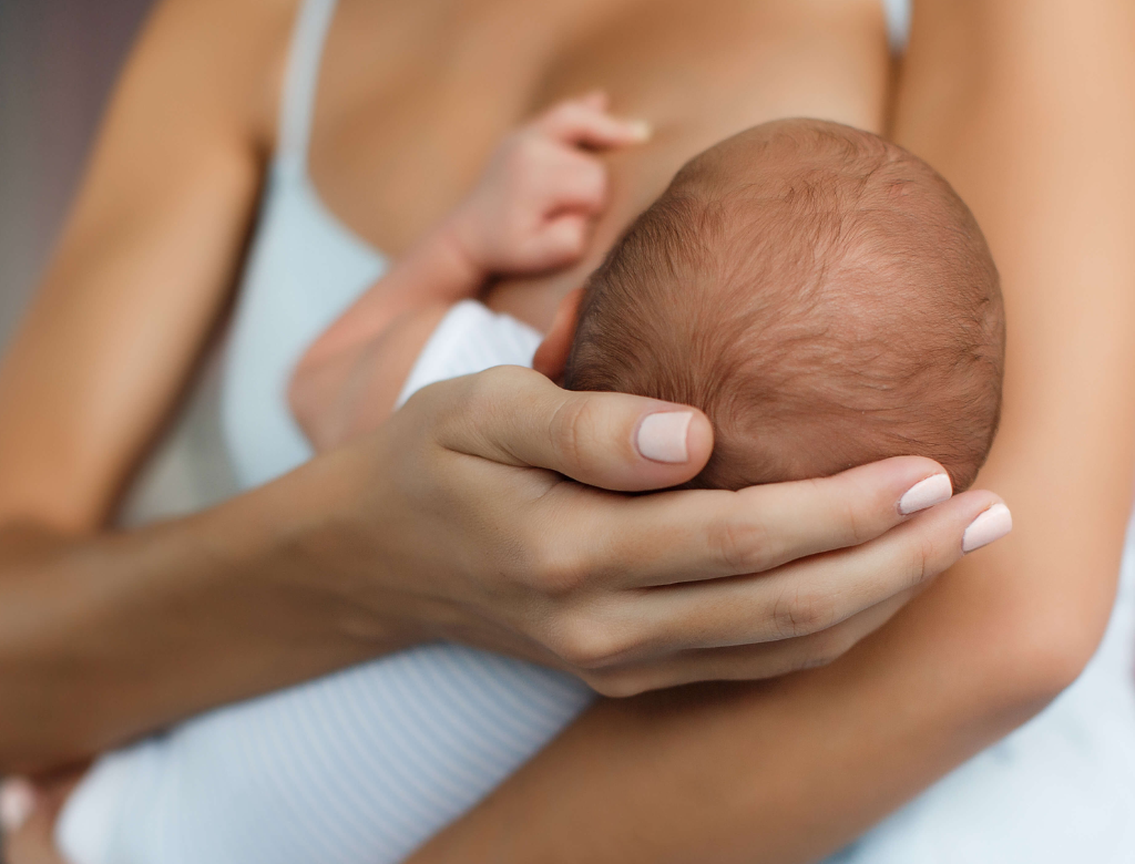 Dia Mundial da Amamentação: Saiba como requerer o salário-maternidade do INSS