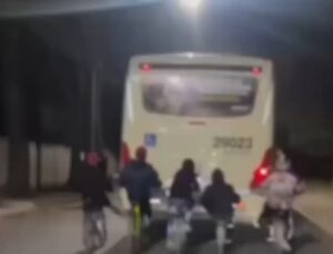 Adolescentes caem na rua ao tentar pegar carona em ônibus; veja VÍDEO