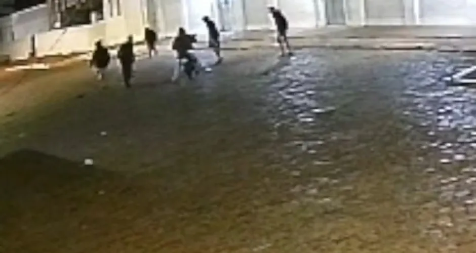 Jovem espancado por 7 pessoas disse que foi atacado após beijar outro rapaz; VEJA VÍDEO!
