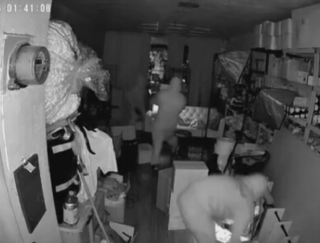 VEJA VÍDEO: Ladrões roubam milhares de dólares em Labubu