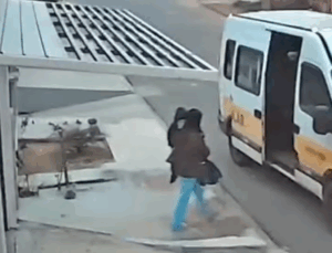 VEJA VÍDEO: Motorista esquece de deixar menino na creche, ele escapa do veículo e é achado na rua