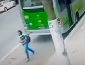 Mulher sendo atropelada por ônibus em São Paulo (Reprodução: Redes Sociais)