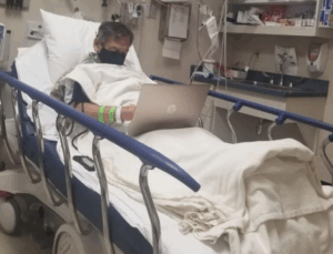 Professor revisa trabalhos de alunos no hospital horas antes de morrer