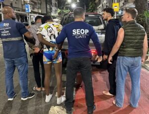 Homens que furtaram e deixaram nus turistas alemães em praia têm prisão decretada; veja VÍDEO