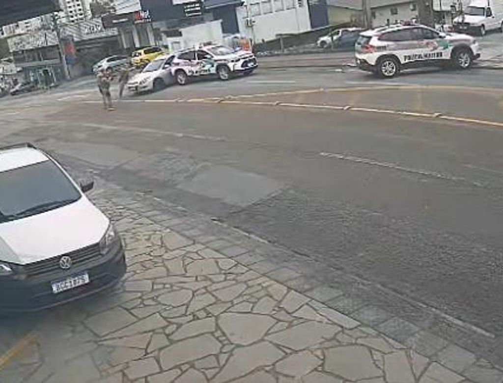 Vídeo mostra momento que homem colide carro contra PM; ASSISTA!