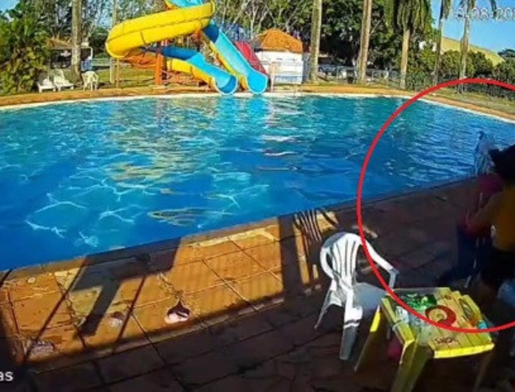Homem espanca mulher na frente dos filhos em clube; VEJA VÍDEO