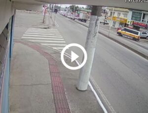 Van escolar com crianças é prensada contra caminhão; Veja vídeo