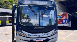 Vídeo: Ônibus perde o freio, desce de ré e atinge muro