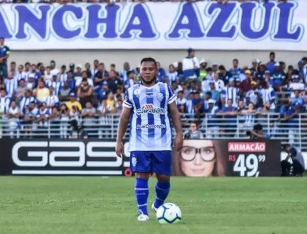 Ex-jogador do CSA dá voadora em assaltante para impedir fuga; veja vídeo