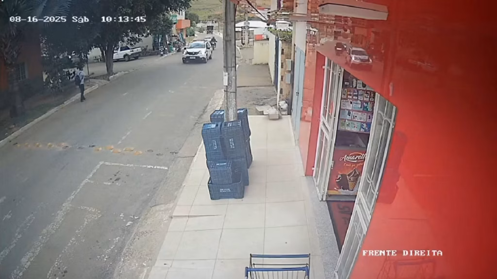 Homem morre após parar viatura e esfaquear policial; Veja vídeo