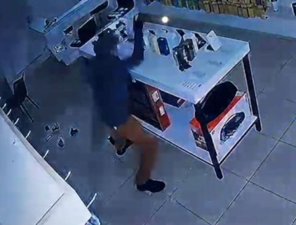 Em apenas 20 segundos, ladrão dá prejuízo de R$ 20 mil à loja de celulares; Veja vídeo!