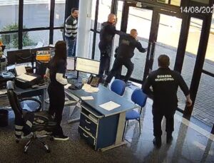 Vídeo flagra salvamento dramático de trabalhador que rompeu artéria