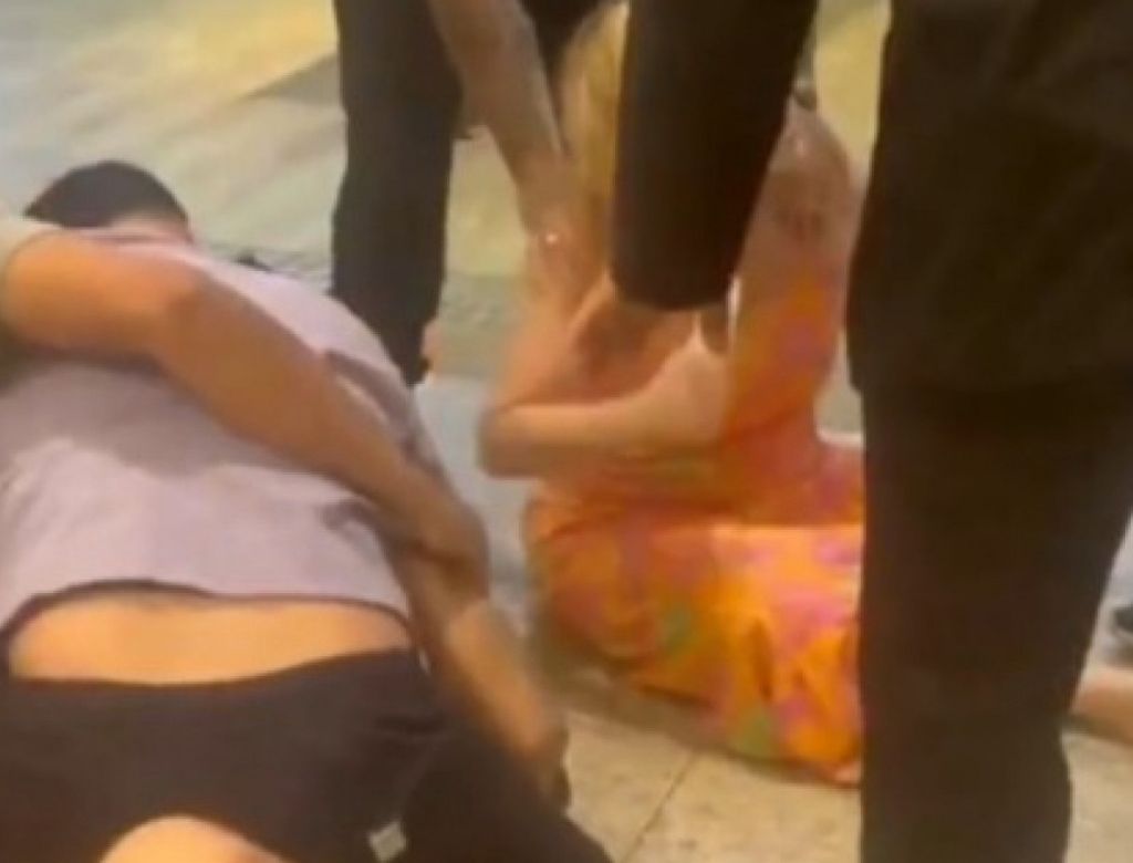 Funcionários e clientes saem no soco em shopping; VEJA VÍDEO