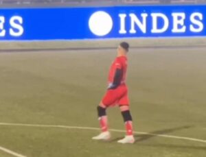 Vídeo! Goleiro viraliza ao imitar miss em comemoração durante jogo