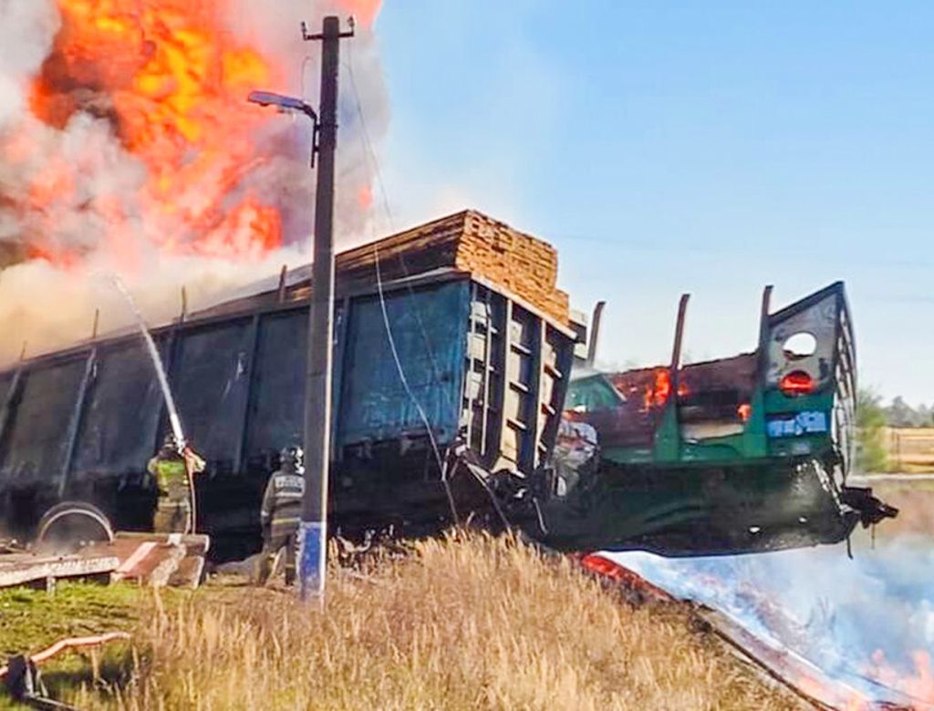 Batida entre caminhão e trem de carga causa forte incêndio na Rússia; Veja vídeo!