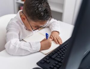 7 em cada 10 alunos do ensino médio usam IA, diz pesquisa