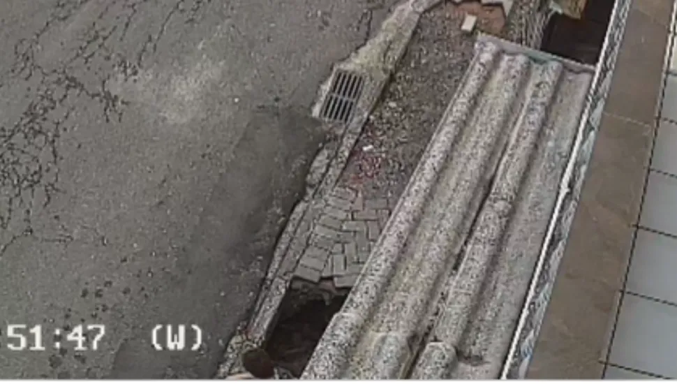 Adolescente cai em buraco após calçada ceder; Veja vídeo