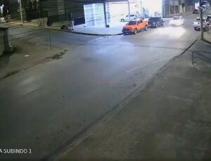 Viatura e carro furtado ‘voam’ durante perseguição policial; veja VÍDEO