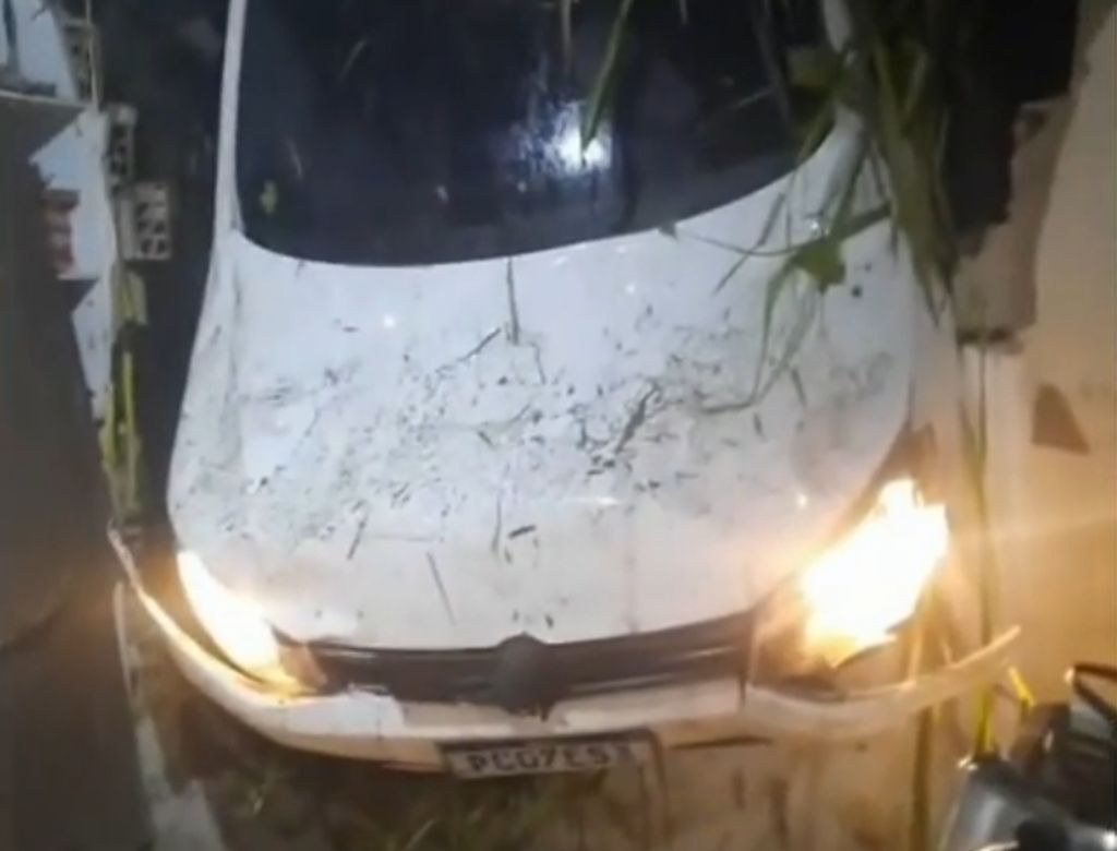 Carro invade casa (Reprodução: Redes Sociais)