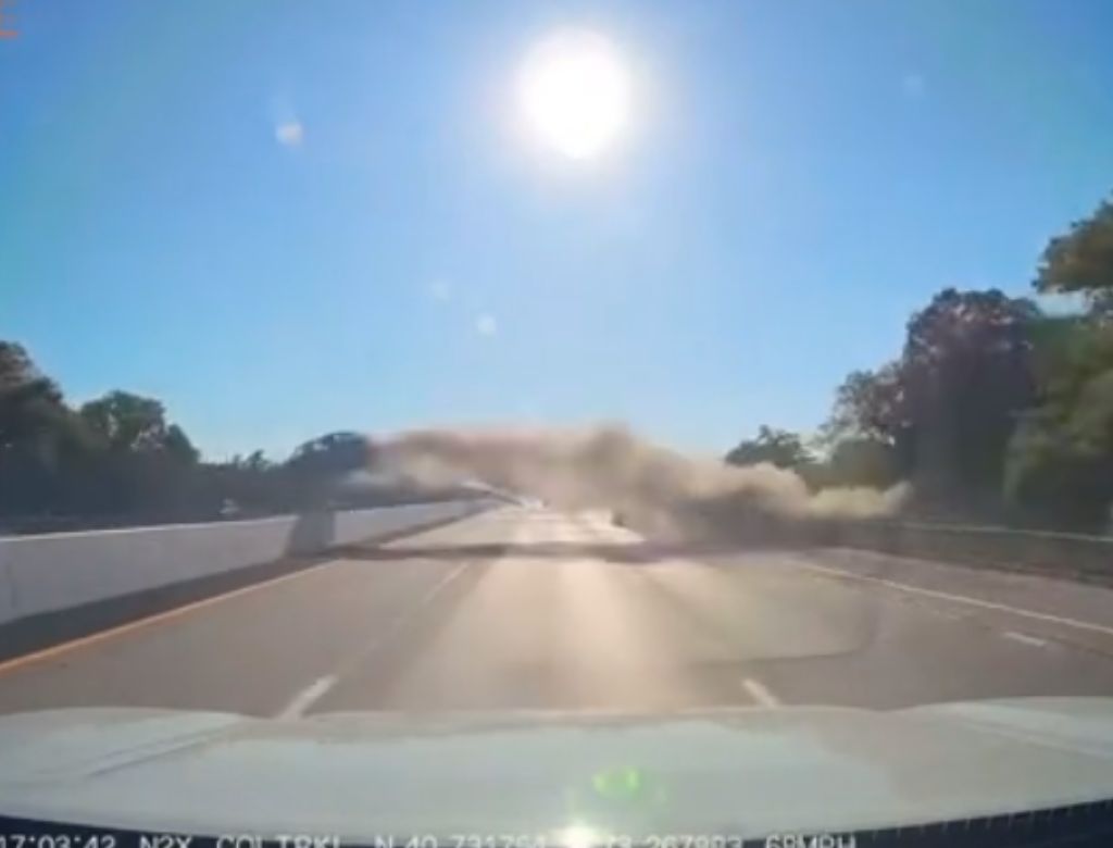 Carro sobrevoando rodovia (Foto: Reprodução Tiktok)