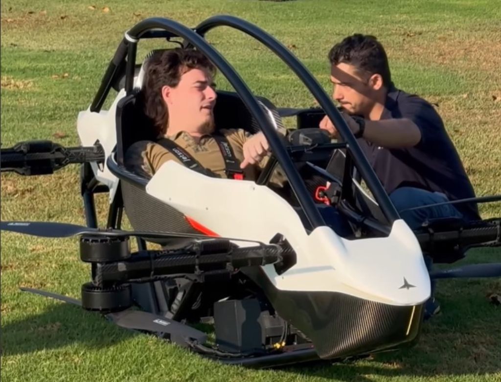Carro voador (Reprodução: Instagram)