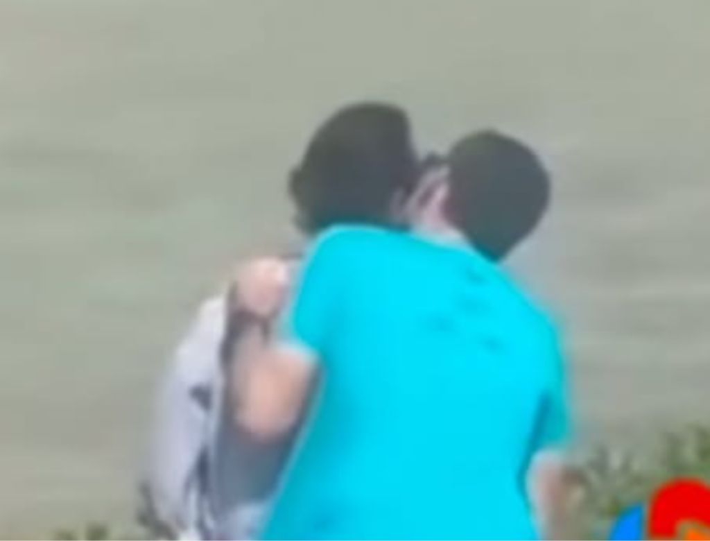 Casal flagrado na praia (Foto: Reprodução Instagram)