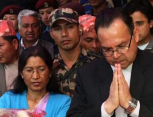 Veja: Esposa de ex-primeiro ministro do Nepal é queimada viva durante protesto