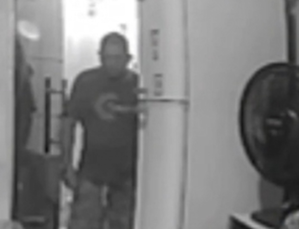 Homem é flagrado abusando de criança (Foto: Reprodução)