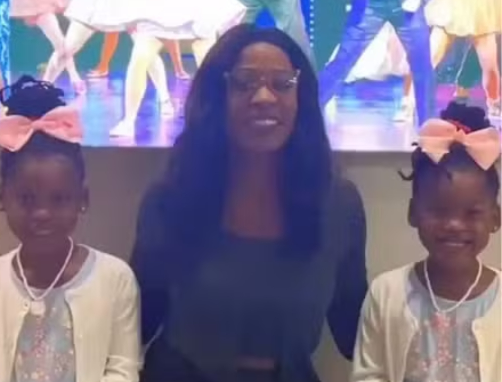 LaToya Whitfield e as gêmeas Grace e Autumn (Foto: Reprodução)