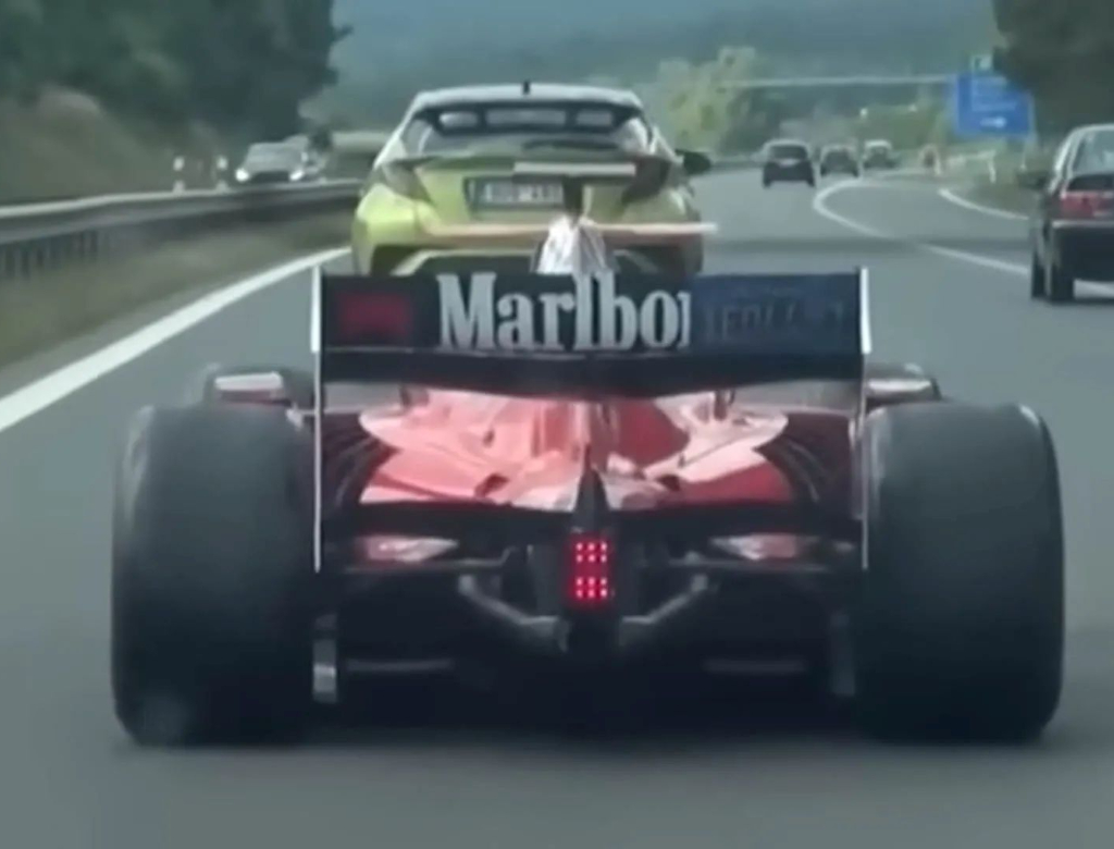 Homem é preso pilotando carro de F1 (Foto: Reprodução)