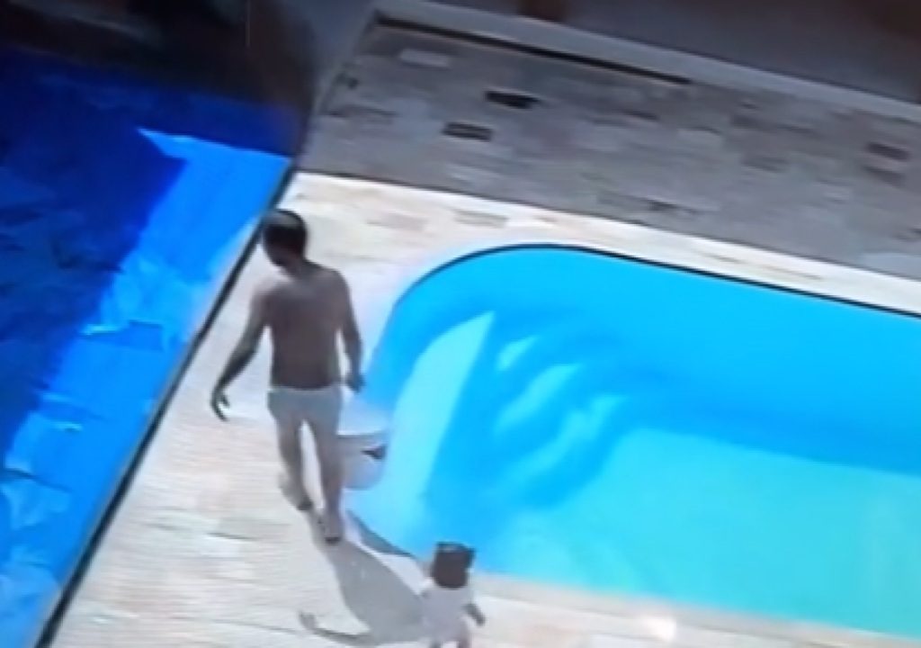 Pai salva bebê de afogamento (Foto: Reprodução)