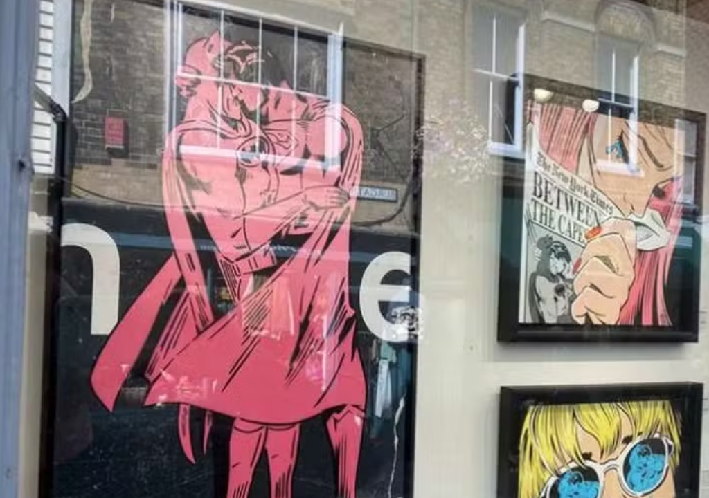 Batman e Superman se beijando em obra de arte (Foto: Reprodução)