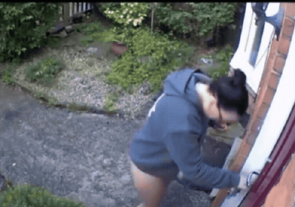 Mulher sai de casa sem calças (Foto: Reprodução)