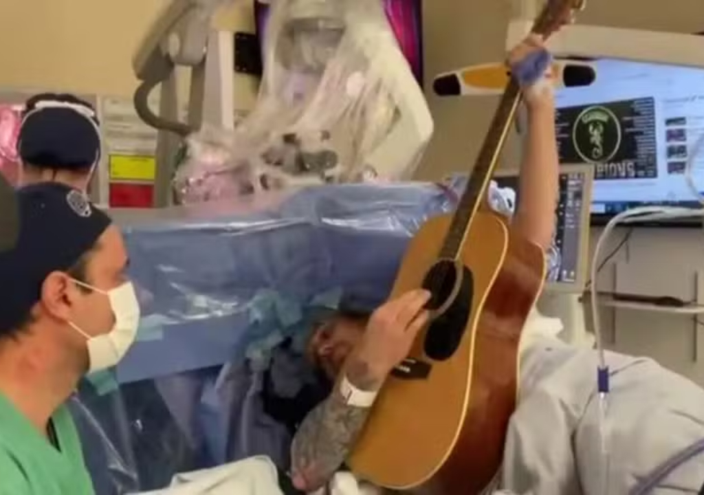 Homem toca violão durante cirurgia (Foto: Reprodução)